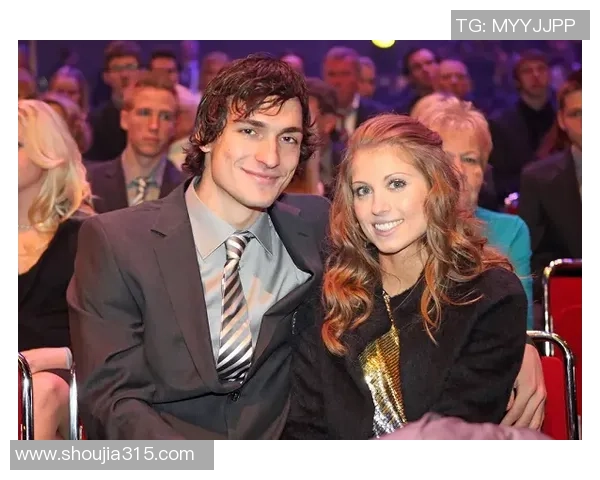 女子偶遇足球明星意外互动引发热议视频瞬间感动无数网友 女子偶遇足球明星意外互动引发热议视频瞬间感动无数网友