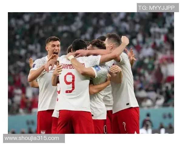 波兰足球明星意外失利引发热议球迷对未来的期待与担忧